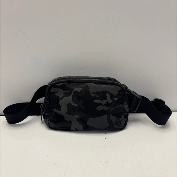 Lululemon Everywhere Belt Bag *1L
Heritage Camo Jacquard Max Black Graphite Grey - Picture 2 of 11